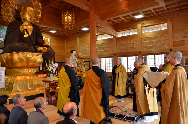 大仏様の前にて供養法要